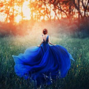 femme-robe-bleu-couche-de-soleil